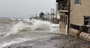 В Айваджыке земля встретилась с морем.