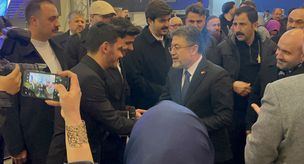 Minister Yumaklı sang the hymn 'Pilgrims at the Kaaba' with the youth.