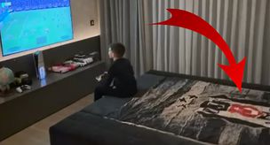Экс-звезда Фенербахче поделился видео, как его сын играет! Деталь о Бешикташе в постели - бомба.