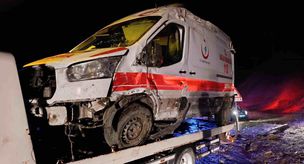 An ambulance overturned in Muş: 5 injured.