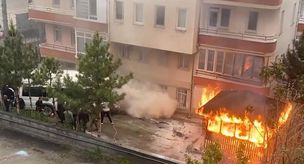 Жители района пытались оттолкнуть автомобиль от пламени.
