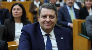Утверждение о том, что Эрсин Бейаз перейдет в Партию справедливости и развития вместе с двумя депутатами, вызвало переполох в Анкаре.