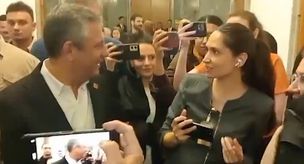Озгюр Озель — женщине-журналистке, подвергшейся словесным нападкам: Извините, мне очень жаль.