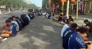 The event that marked the final! They sat down and turned on their phones.