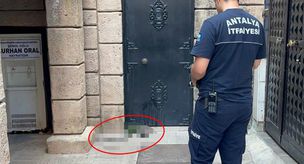Вид у дверей мечети, шокировавший прихожан, пришедших на молитву.