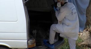 Ужасная тайна в припаркованном автомобиле! Её обнаружили играющие дети.