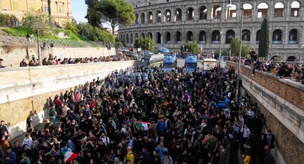 In the protests that spread to Rome, the historic Colosseum was occupied! The extent of the damage is unknown.
