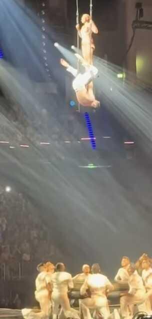 Alman pop yıldızı Helene Fischer konser sırasında yaşadığı trapez kazası sonrası yüzü kanlar içinde kaldı