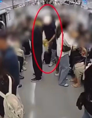 Boşanmak isteyen karısına kızdı, kalabalık metro vagonunu ateşe verdi