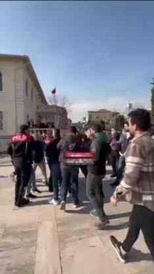 Kadınlar, 'neden oruç tutmuyorsun' diyerek hakaret eden adamı dövdü