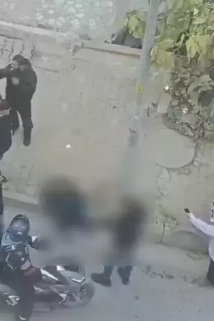 Küçükçekmece'de kadını taciz ettiği iddia edilen şüpheliyi çevredekiler darbetti