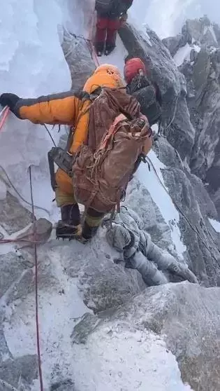 Everest Dağı'nda bin kişi mahsur kaldı, ekipler donmuş cesetler arasında ilerledi