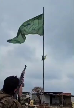 Komşuda tarihi an! Ter&ouml;r &ouml;rg&uuml;t&uuml;n&uuml;n s&ouml;zde bayrağını silahla vurarak d&uuml;ş&uuml;rd&uuml;