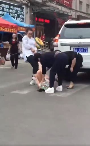Aldatılan kadın, kocasının metresine cadde ortasında sladırdı
