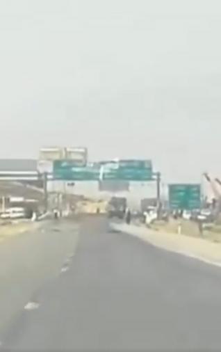 İsrail, İran'ın Hamedan eyaletinde füze sistemlerini taşıyan tırları vurdu