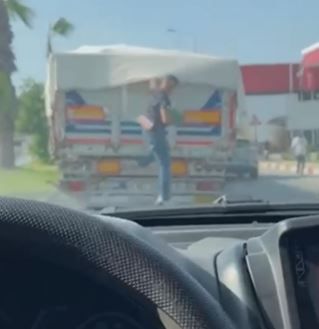 Kırmızı ışıkta duran kamyondan karpuz çaldı