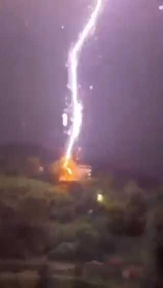 Rize'de yıldırımın düşme anı böyle görüntülendi