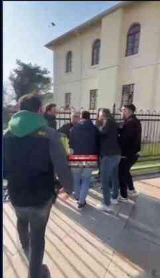 Kadınlar, 'neden oruç tutmuyorsun' diyerek hakaret eden adamı dövdü