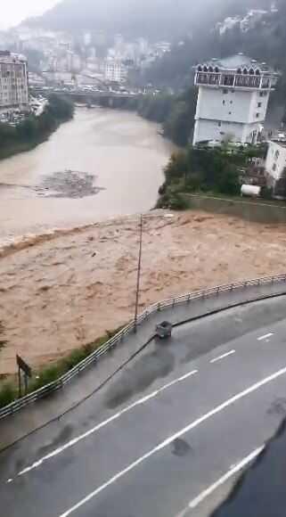 Rize ve Artvin'de şiddetli yağışlar sele neden oldu