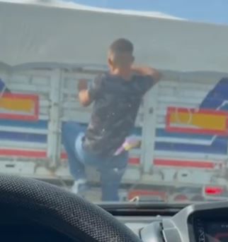 Kırmızı ışıkta duran kamyondan karpuz çaldı