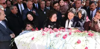 Eski Bakan, Makam Şoförünün Ardından Gözyaşı Döktü