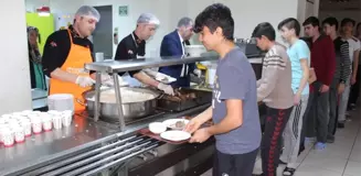 Kaymakam Karataş, Öğrencilere Yemek Dağıttı