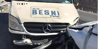 Besni'de Minibüs ile Otomobil Çarpıştı: 4 Yaralı