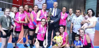 Biraz Veteran Voleybol Takımı Kocaeli'de şampiyon oldu