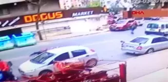 GÜNGÖREN'DE MOTOSİKLETİN KADINA ÇARPMA ANI KAMERADA