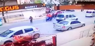 Güngören'de motosikletin kadına çarpma anı kamerada