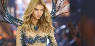 Victoria's Secret meleği Stella Maxwell, burnunu karıştırırken kameralara yakalandı