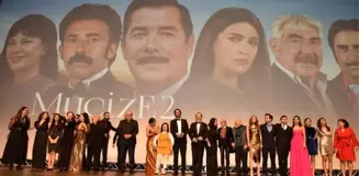 'Mucize 2 Aşk' filminin ekibi tam kadro İzmir galasına katılacak