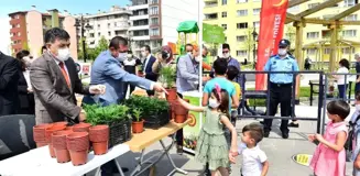 Kastamonu Belediyesi, çocuklara 15 bin çiçek fidesi dağıttı