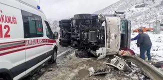 Elma yüklü tır devrildi, sürücüsü yaralandı