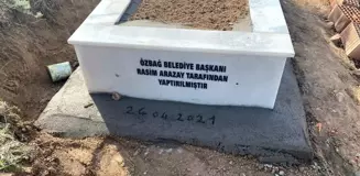 Özbağ Belde Belediye Başkanı Arazay, merhum mahalli sanatçı Ekrem Gündoğdu'nun mezarını yaptırdı