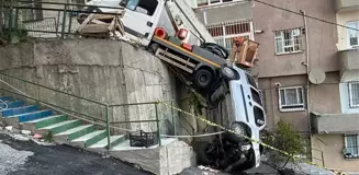 İki araç rampadan duvarın üstüne düştü, çay içen kadın canı pahasına çocuklarına siper oldu