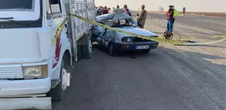 Park halindeki kamyonete çarpan otomobildeki baba ve oğlu öldü