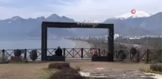 Son dakika haberi | Antalya kışı erken uğurladı... Kıskandıran kar manzaralı deniz keyfi kamerada