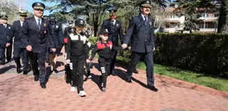 Polis Günü'nde çelenk sunumu miniklerle yapıldı