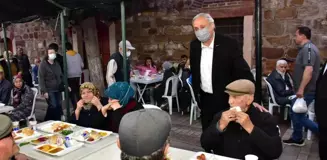 Başkan Bakkalcıoğlu ve eski Devlet Bakanı Şeker, oruçlarını belediye iftar çadırında açtı