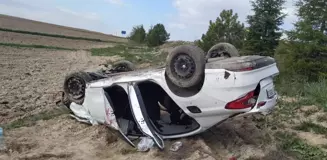 Afyonkarahisar'da şarampole devrilen otomobildeki 5 kişi yaralandı