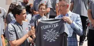 Cumhurbaşkanı Yardımcısı Oktay, Akdeniz Oyunları'na katılan Türk sporcularla buluştu