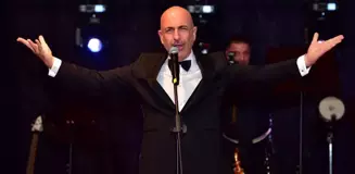 Serhat Hacıpaşalıoğlu...29 EKİM CUMHURİYET BAYRAMINDA BÜYÜK KULÜPTE SAHNE ALDI…..