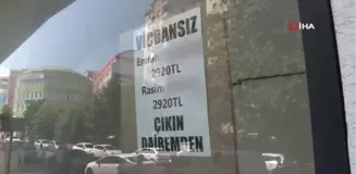 Maltepe'de kira zammında anlaşamayan ev sahibi bina girişine yazı astı: 'Vicdansız, dairemden çıkın'