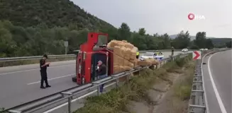 Karabük'te saman yüklü kamyon devrildi, 1 kişi yaralandı