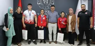 Ankara'da düzenlenen Yıldızlar Kulüpler Türkiye Halter Şampiyonası'nda dereceye giren sporcular Düzce Gençlik ve Spor İl Müdürü'nü ziyaret etti