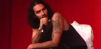 İstismarla suçlanan komedyen Russel Brand'in şakayla karışık suçunu itiraf ettiği video ortaya çıktı