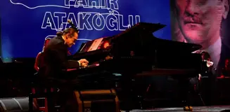 Fahir Atakoğlu, BUSADER İlkokulu yararına Bursa'da konser verdi