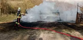 Sinop'ta bir köyde çıkan yangında tahıl ambarı küle döndü