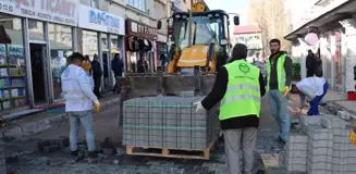 Çaldıran'da Sokaklara Parke Taşı Döşeme Çalışmaları Devam Ediyor